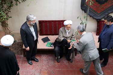 اهدای کتاب به کتابخانه مسجد جامع  ابوذر
