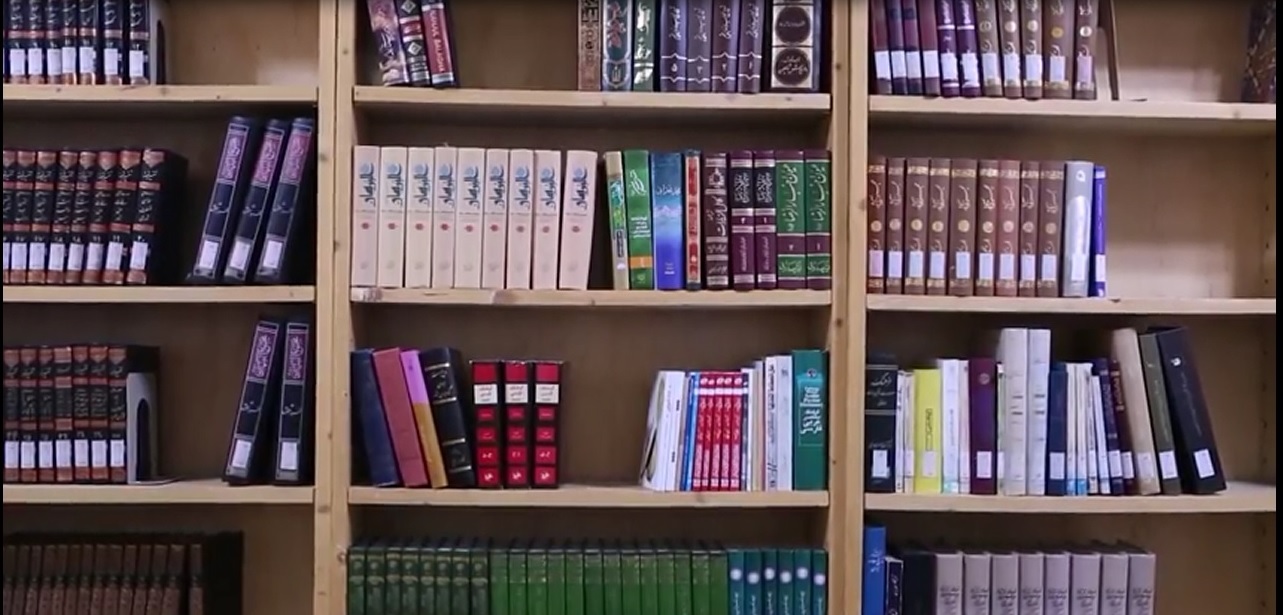 اهدای کتاب از سوی رهبر انقلاب به کتابخانه مسجد جامع ابوذر تهران