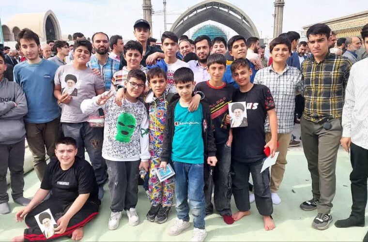حضور نوجوانان مسجد جامع ابوذر در نماز عید فطر در مصلی تهران